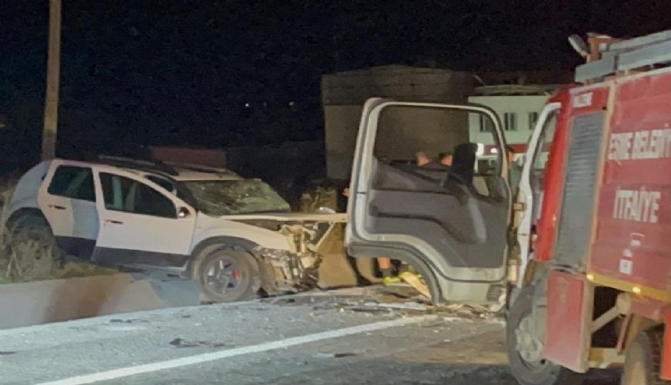 Uşak’ta korkunç kaza: Cip ile otomobil birbirine girmiş