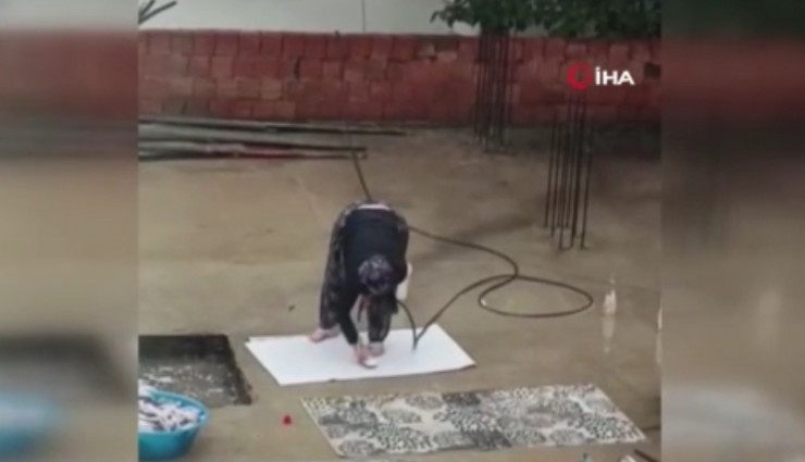 Yağmurlu havada şebeke suyuyla halı yıkadı