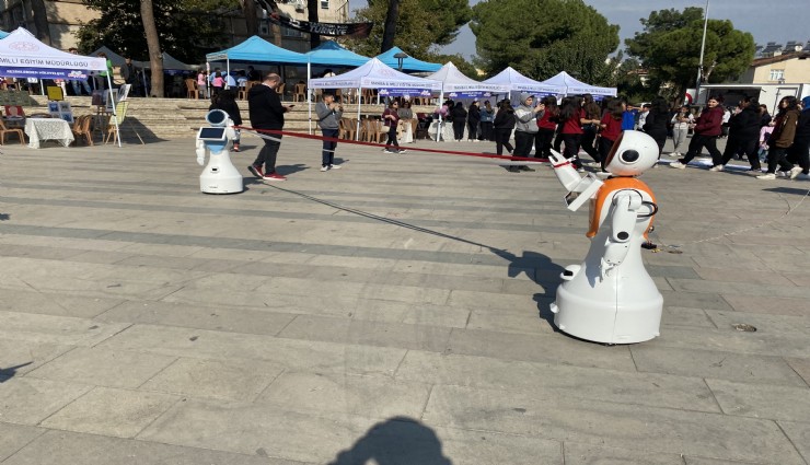 Zeybek oynayan robotlar Bilim Şenliği'nde ilgi topladı
