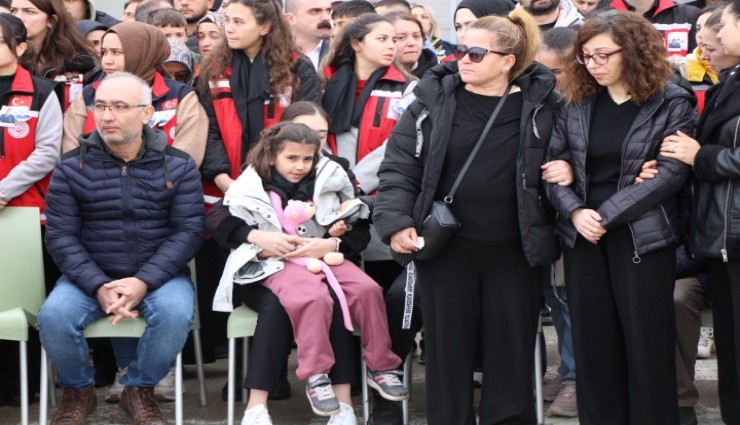 Şehit babasının cenazesini oyuncağına sarılarak bekledi