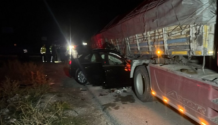 Afyonkarahisar'da feci kaza: Otomobil ve tır birbirine girdi