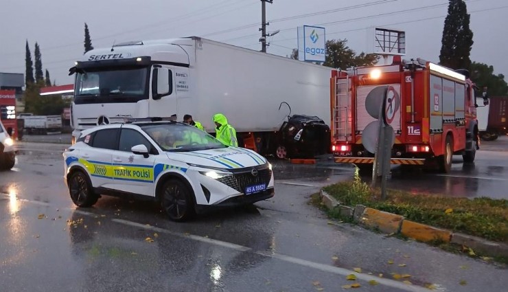 Akhisar’da feci kaza: Tırla çarpışan otomobilde karı koca hayatını kaybetti