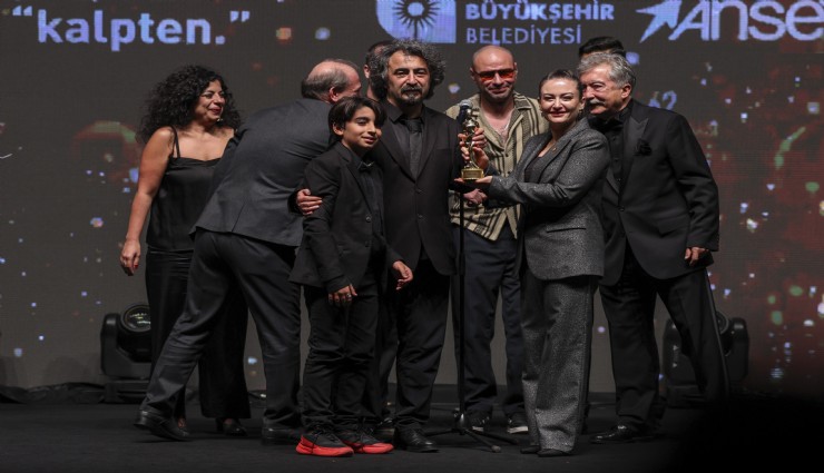 Altın Portakal 2025: ‘Tavşan İmparatorluğu’ 7 ödül kucakladı
