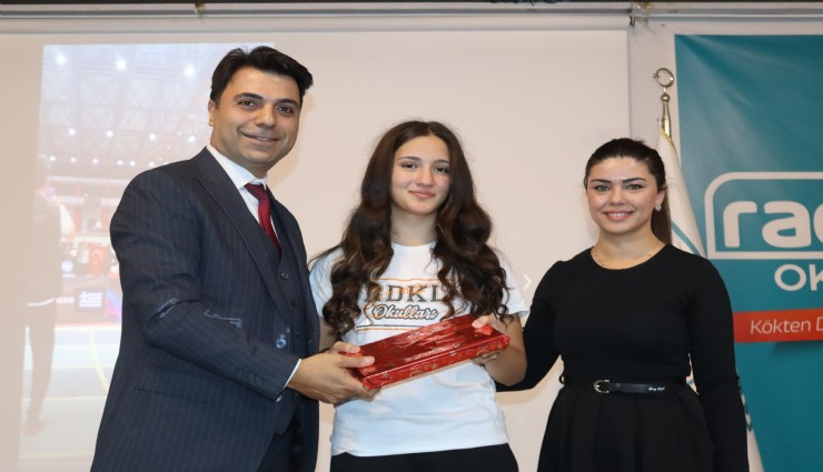 Avrupa'nın zirvesi, 15 yaşındaki Esmira'nın