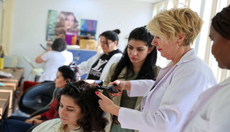 Buca Belediyesi’nin kursları kadınlara kariyer kapılarını açıyor
