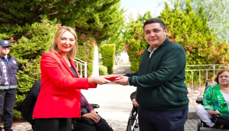 Çeşme Belediyesi Alaçatı Ek Hizmet Binası Kırmızı Bayrak Ödülü aldı