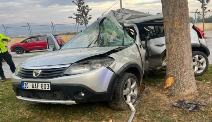 Denizli'de feci kaza: Ağaca çarpan sürücü hayatını kaybetti