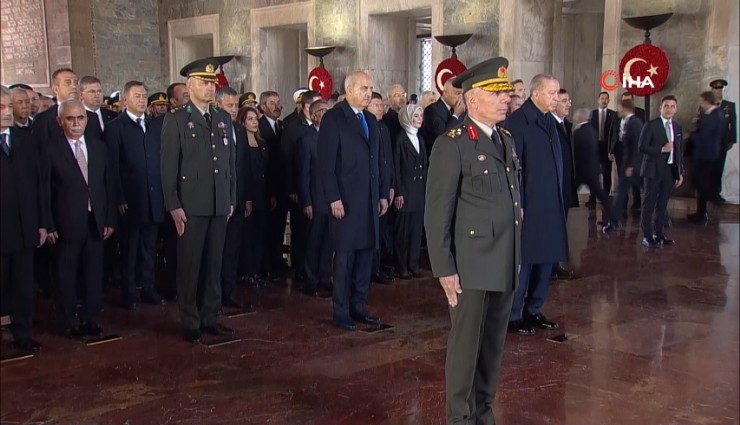Devlet erkanı Anıtkabir'de Ata'yı andı