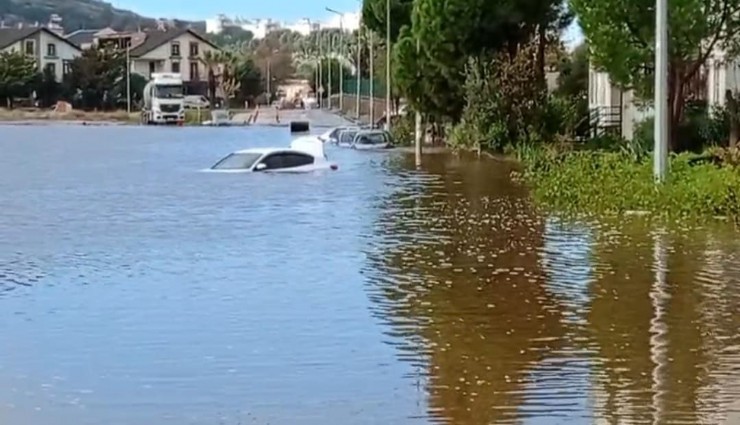 Dikili'de araçlar su altında kaldı