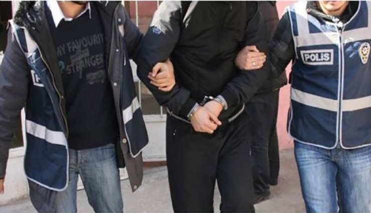 Dolandırıcılık suçundan aranan 2 kişiden biri İzmir'de yakalandı