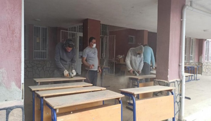 Eğitimde emek dersi: Öğretmenler tatilde boya fırçasını eline aldı