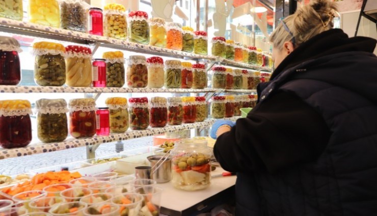 Eskişehir’de boşanan çift turşu rekabetine girdi