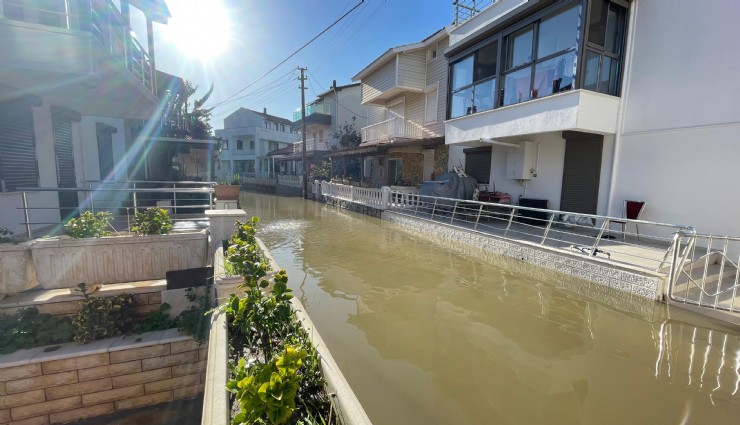 Foça'da sokaklar Vendik'e döndü: Esnafı sel vuurdu