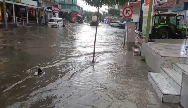 İzmir'de sağanak yağış etkisi: O ilçelerde yollar göle döndü