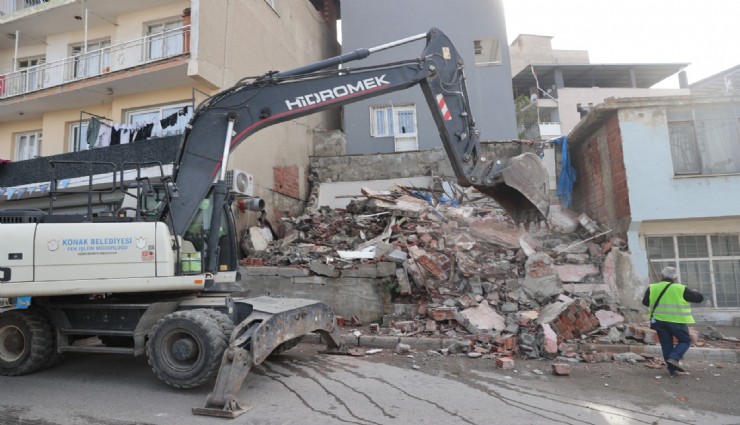 Konak’ta metruk yapıların yıkımı devam ediyor
