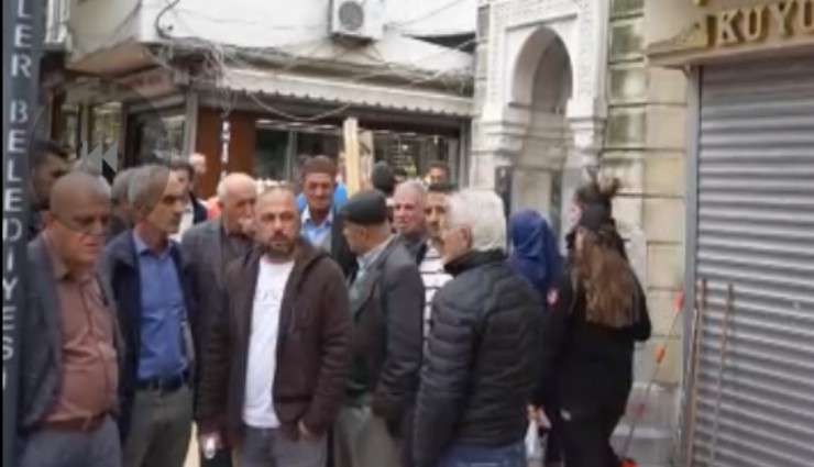 Manisa’da dolandırılan mağdurlar dükkan önünde toplandı