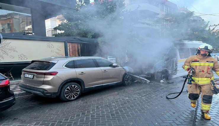 Manisa'da faciadan dönüldü: Okul servisi yandı, 13 çocuk son anda kurtuldu