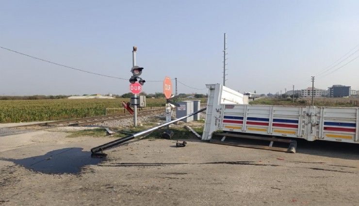 Manisa’da hemzemin geçitte feci kaza: Trenin çarptığı kamyonetin kasası koptu