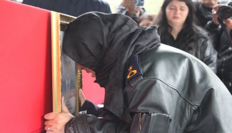 Şehit eşini askeri montuyla son yolculuğuna uğurladı