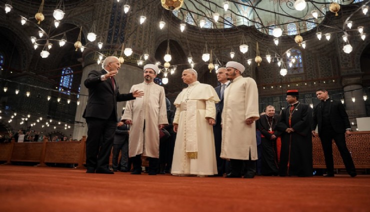 Sultanahmet’te tarihi an: Papa 14. Leo camiyi hayranlıkla inceledi
