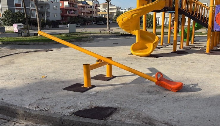 Vandallığın böylesi: Çocuk parkı yaktılar