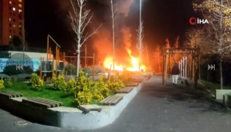 Beylikdüzü’nde çocuk parkı alev alev yandı