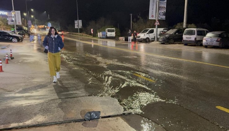 Bodrum’da ana su hattı patladı: Yol yarıldı, tonlarca su boşa aktı