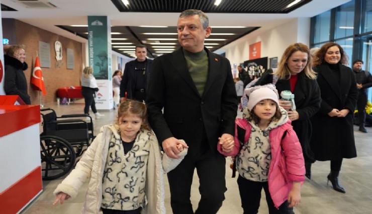CHP lideri Özel, Ferdi Zeyrek’in ikiz kızlarını okula götürdü