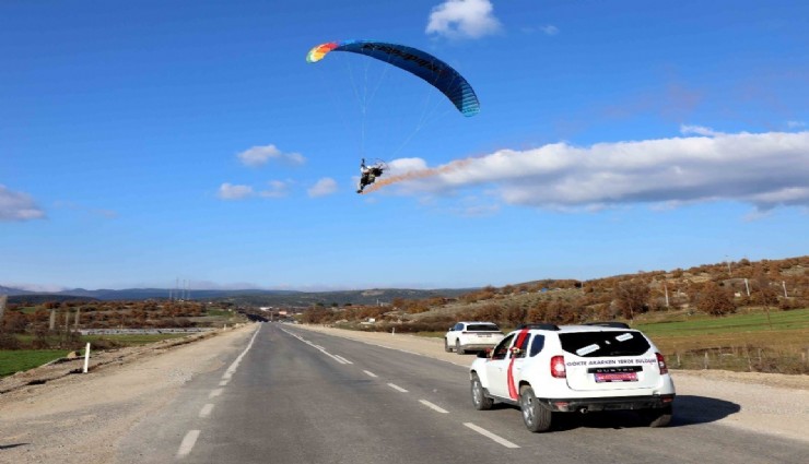 Düğün konvoyuna havadan durdurma: Paramotorcular bahşişle yolu açtı