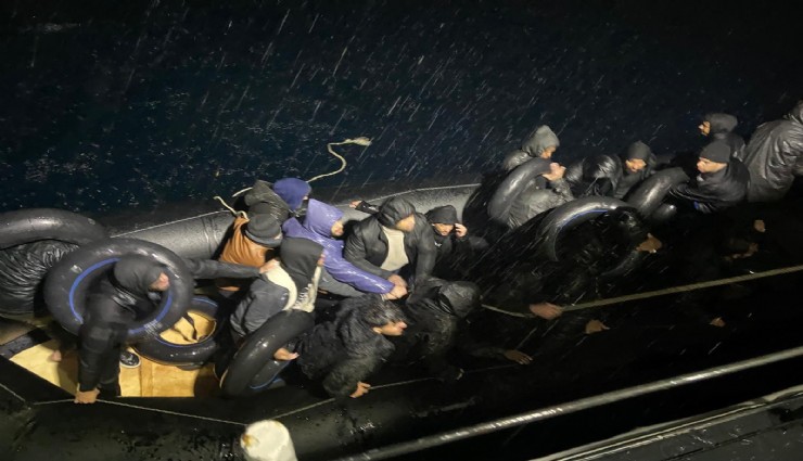 İzmir açıklarında tehlikeli yolculuk: Sürüklenen bottaki 26 göçmen kurtarıldı
