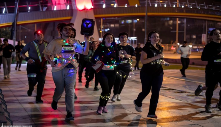 İzmir’de En Uzun Gece Koşusu renkli görüntülere sahne oldu