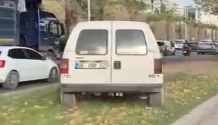 İzmir’de orta refüjü kullanan sürücüye ceza
