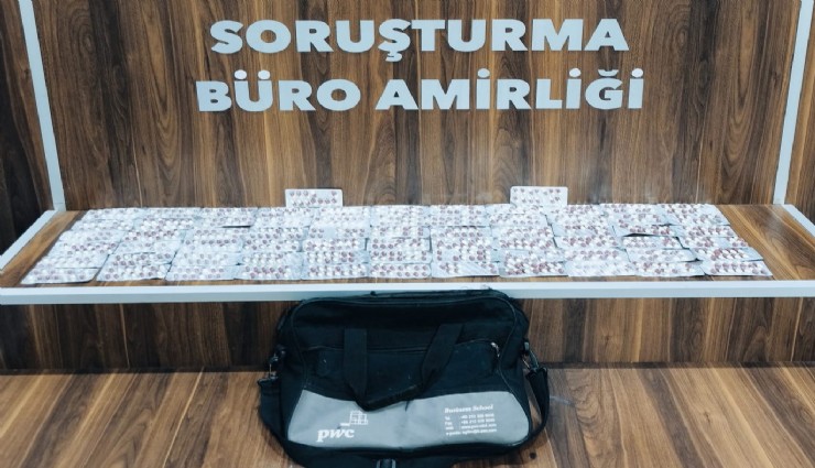 İzmir'de zehir tacirlerine darbe: 894 hap ele geçirildi