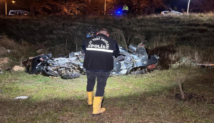 İzmir-Uşak karayolunda can pazarı: Refüje çarpan otomobilde 2 can kaybı