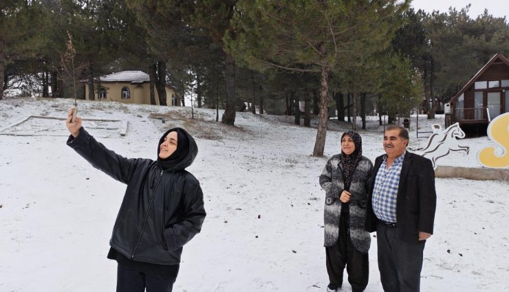 Manisa'da ilk kar sevinci: Yaylalar beyaza büründü