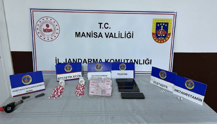 Manisa’da jandarma uyuşturucu operasyonu: Sentetik ecza ve yüklü para ele geçti