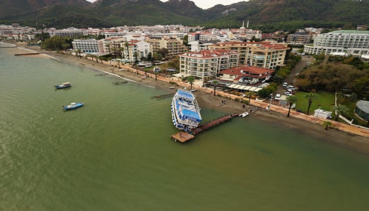 Marmaris’te sağanak ve fırtına: Karaya oturan gezi teknesi havadan görüntülendi
