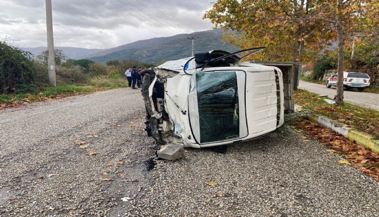 Ödemiş’te kamyonet traktöre çarpmamak için manevra yaptı, devrilen araçtan sağ çıktı