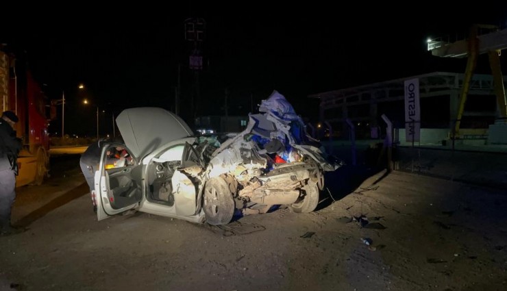Tıra arkadan çarpan araç hurdaya döndü: 1 can kaybı, 1 yaralı