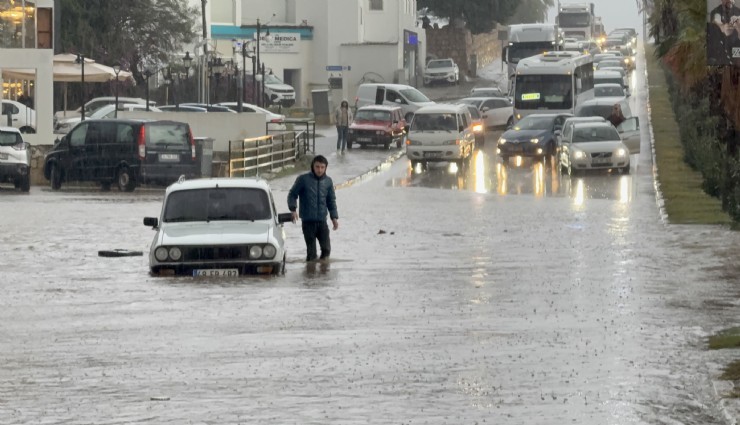 Turuncu kodlu yağış Bodrum’u vurdu: Sokaklar göle döndü, trafik felç oldu