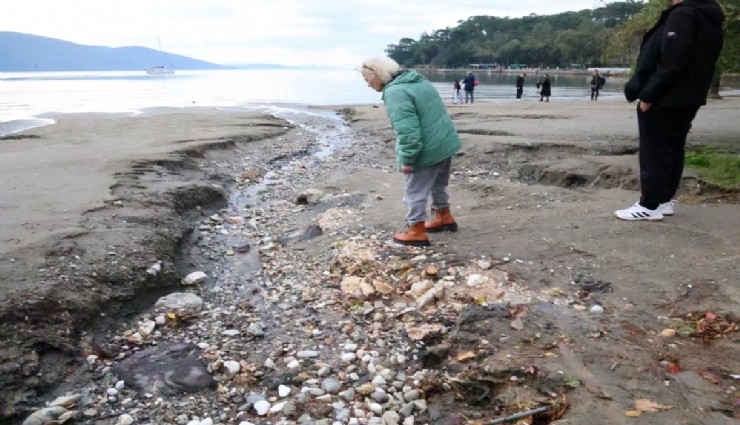 Yılın en kısa gününde deniz suyu çekildi, sağanak yağmur sahili tahrip etti
