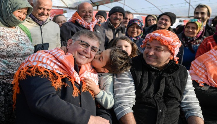 Başkan Tugay Menderes'te çiftçilerle buluştu: Baskılar vız gelir tırıs gider