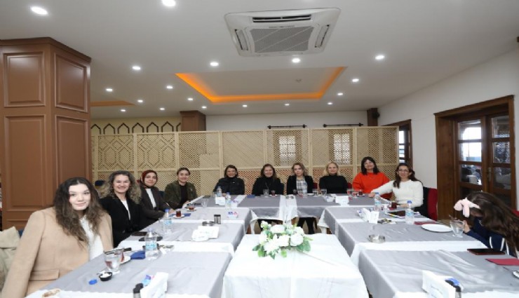 CHP'li belediye başkanlarının eşleri 'Ortak akıl' için Manisa’da bir arada