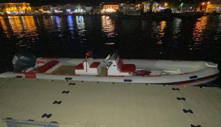 Foça'da sahipsiz lastik bot bulundu
