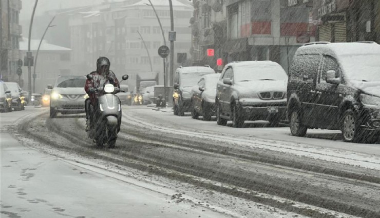 İstanbul’da etkili olan kar yağışı yolları beyaza bürüdü