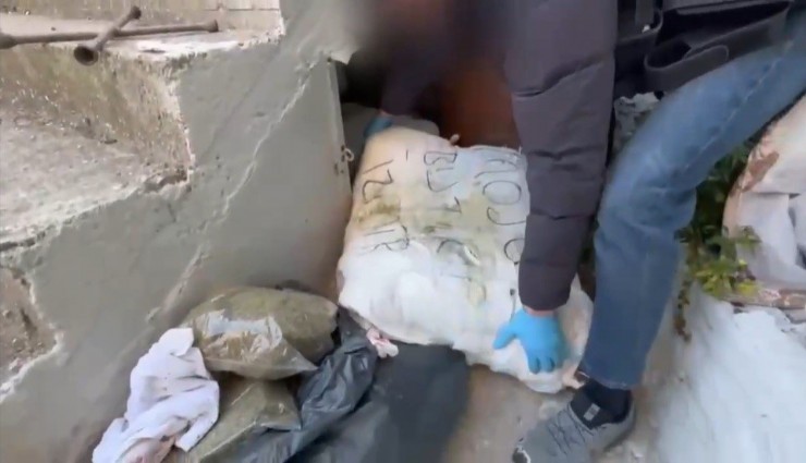 İzmir’de bir adreste 102 kilo 50 gram uyuşturucu ele geçirildi
