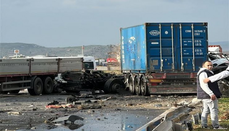 İzmir’de feci kaza: Karşı şeride geçen tır üç araca çarptı, 1 can kaybı