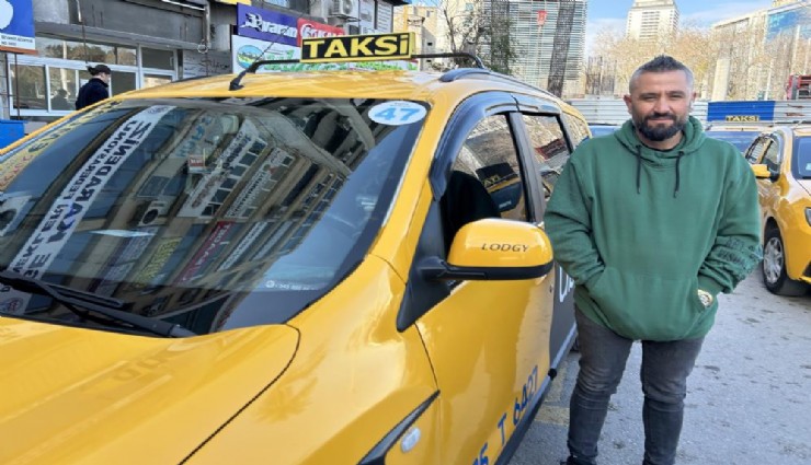 İzmirli taksiciden örnek hareket: Dedektif gibi iz sürerek takside unutulan telefonu Filipinli turiste ulaştırdı