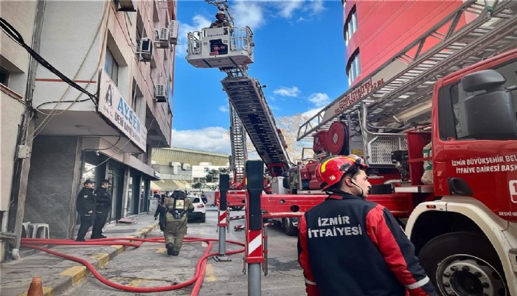 Konak'ta iş hanında çıkan yangında  26 kişi ve 1 kedi kurtarıldı