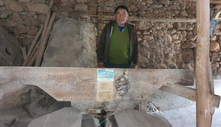 Manisa'da 210 yıldır faaliyet gösteren su değirmeni yıllara meydan okuyor